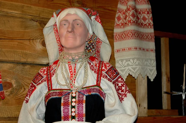 Tahta bebek (yaşlı kadın) eski bir Rus kostümü içinde
