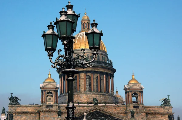 St. Isaac Katedrali 'nin kubbesinin arka planında antik bir fener var.