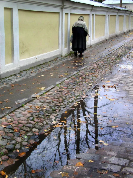 Una Vieja Mendiga Camina Sobre Los Adoquines — Foto de Stock