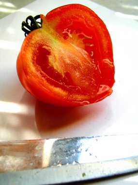 Domates, ikiye böl, ışıkla oyna ve biraz parılda.