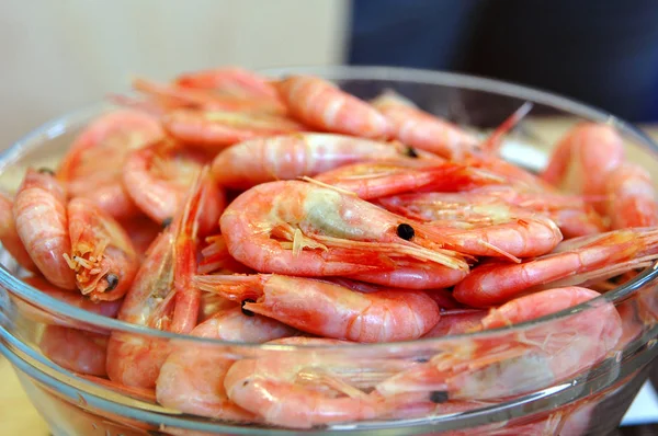 Soğuk su Norveç karidesi cam kasede