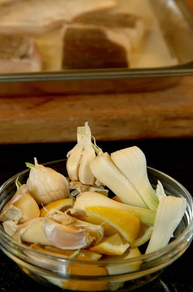 İtalyan makarna sosu için sarımsak ve limon hazır.