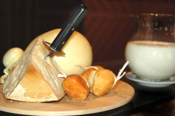 Geleneksel İtalyan peynirleri tahtada.