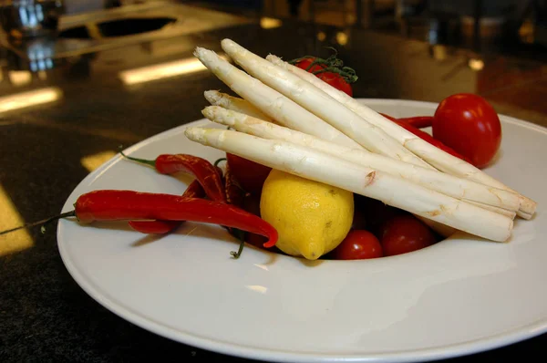 Tabakta, beyaz kuşkonmaz, limon ve acı biber.