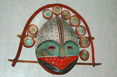 Okyanusya halkının ilkel sanatını taklit eden maske.