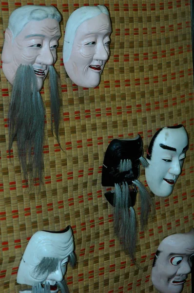 Maske, Japonya ve çevresindeki adaların ilkel sanatını taklit ediyor.