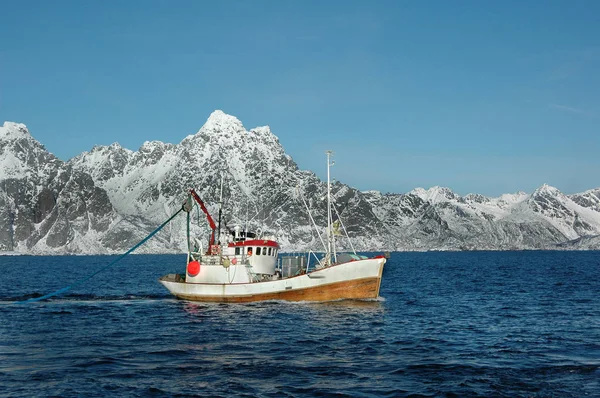 Malá Loď Rybáři Pozadí Krásné Severní Krajiny Slunce Moře Hory Stock Fotografie