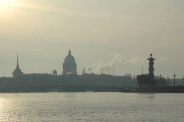 Vasilievsky Adası 'nın Spit manzarası, St. Isaac Katedrali ve Deniz Kuvvetleri, tek renk. St. Petersburg, Rusya