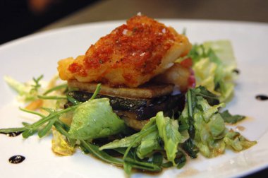 Sebze yastığına konmuş morina balığı tabağı