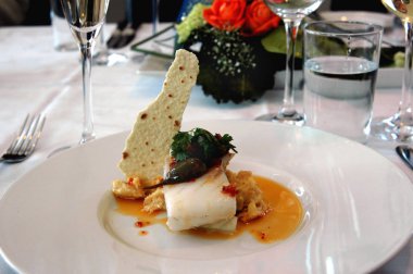 Sebzeli ve İtalyan soslu morina filetosu.