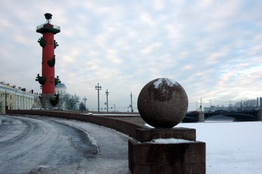 Vasilievsky adasının kış manzarası, Rostral sütunu, St. Petersburg, Rusya