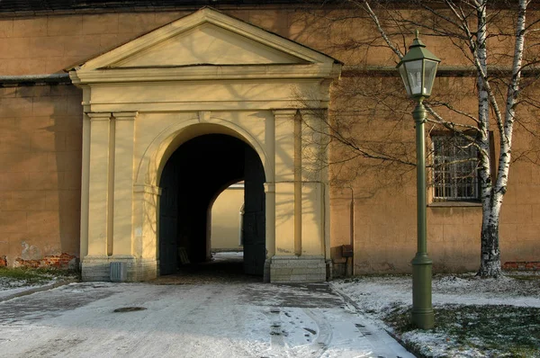 Peter ve Paul kalesinin topraklarına taş kapı, St. Petersburg, Rusya