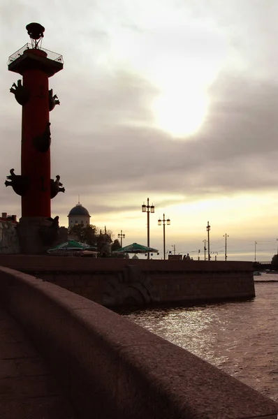 Dikey Fotoğraflar Arka Plandaki Rostral Sütunlar Petersburg Rusya — Stok fotoğraf