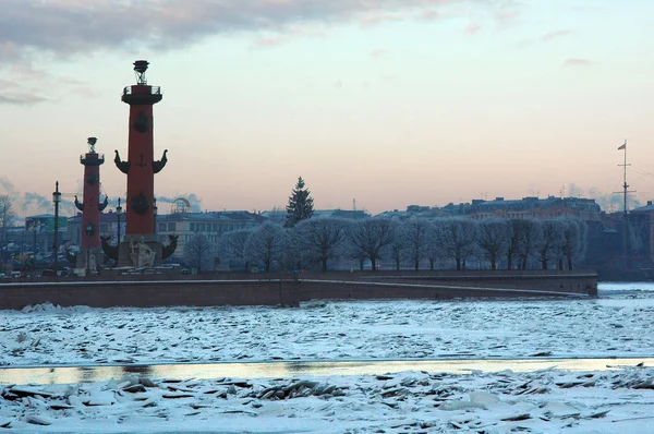 Ijsdrift Neva Rivier Achtergrond Rostrale Kolommen Van Vasilievski Eiland Petersburg — Stockfoto