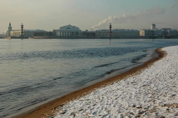 Rusya, St. Petersburg 'daki Peter ve Paul kalesinden Vasilievsky Adası' nın manzarası