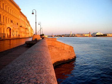  St. Petersburg 'da yaz şafağı pembe