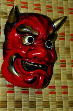 Korkunç kırmızı şeytan maskesi Cadılar Bayramı için harika bir seçim.