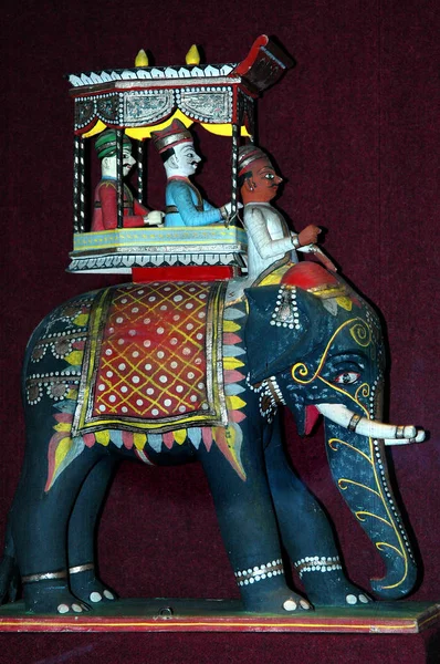 Hint heykeli. Zengin insanları taşıyan fil.