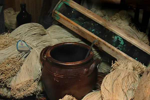 Esrar ve teneke, antika.