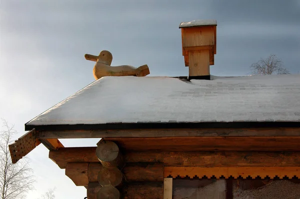 Karda Rus ahşap evinin çatısı.