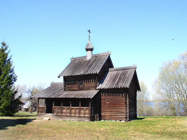 Igreja Russa Pequena Construída Troncos Primavera Rússia — Fotografia de Stock