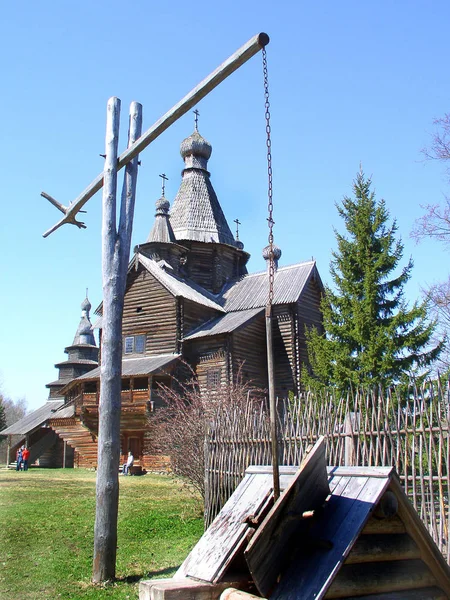 Foreground Wooden Well Crane Background Old Wooden Church Good Spring — Stock Photo, Image