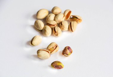 Yakın çekim beyaz zemin üzerine izole Antep fıstığı