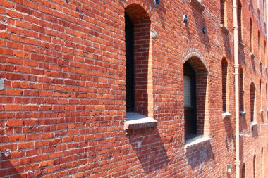 Konserve duvarındaki pencereler