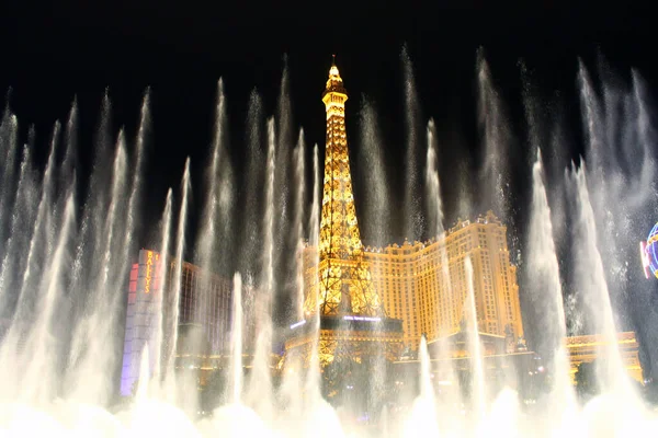 Fake tour Eiffel behind fountains — Stock Photo, Image