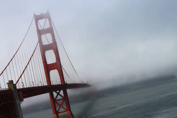 Golden Gate och dimman — Stockfoto