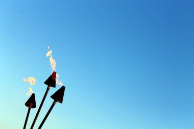 Mavi gökyüzündeki alevler