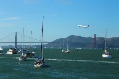 Golden Gate köprüsünün üzerindeki Boeing.