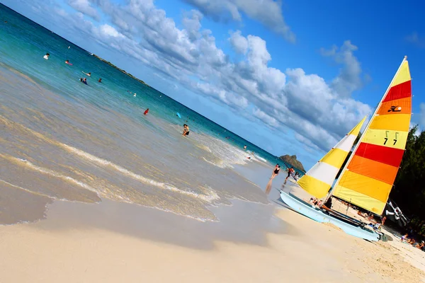 Farbiges Segelboot an einem blauen Sandstrand — Stockfoto