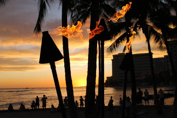 Flammen bei Sonnenuntergang am Strand von Waikiki — Stockfoto