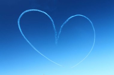 Mavi gökyüzünde bir kalp