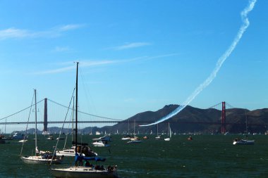 Golden Gate köprüsünün altındaki uçak.