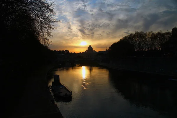 Un tramonto sul fiume Tevere — Foto Stock