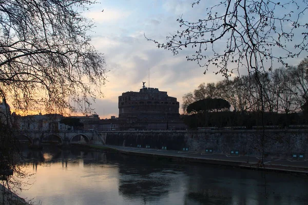 Un castello al tramonto su Tevere — Foto Stock