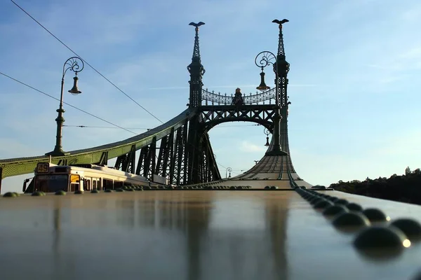 Tram sul Ponte della Libertà a Budapest — Foto Stock