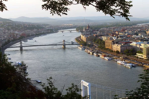 Rio com pontes em Budapeste na Hungria — Fotografia de Stock