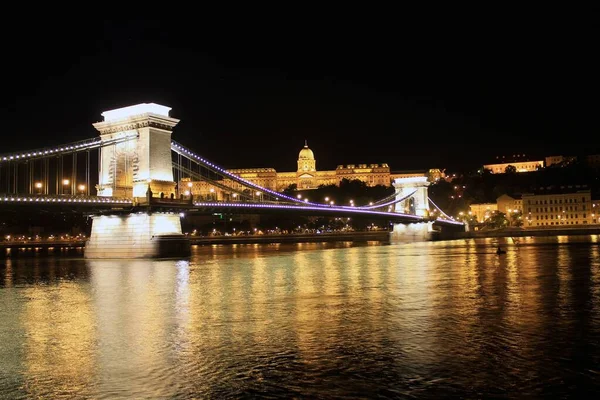 Lichter auf der Kettenbrücke — Stockfoto