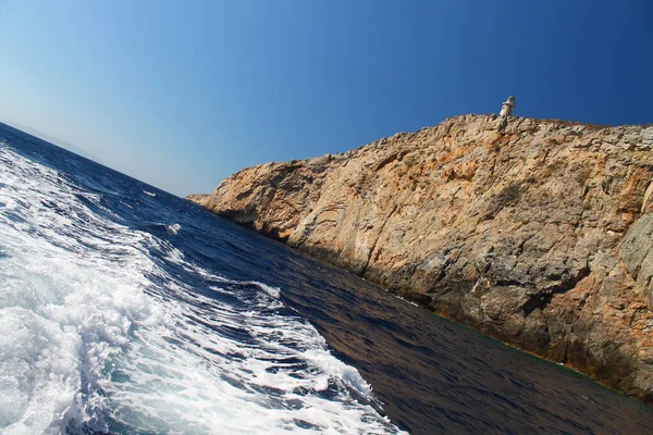 Un faro en el mar griego — Foto de Stock