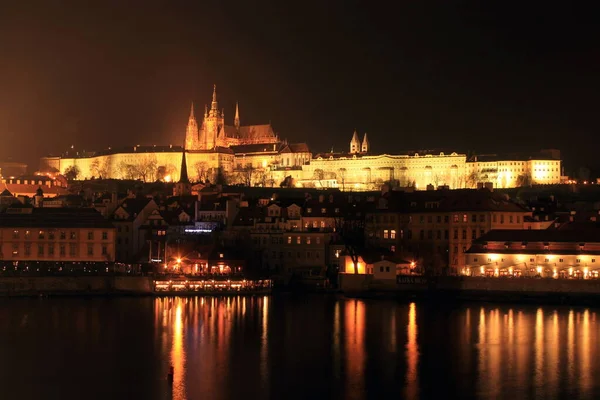 Praga reflexão sobre o rio — Fotografia de Stock