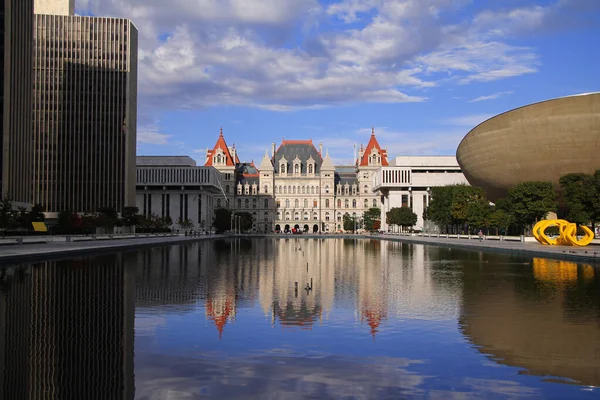 Empire State Plaza 'daki New York State Capitol binası.