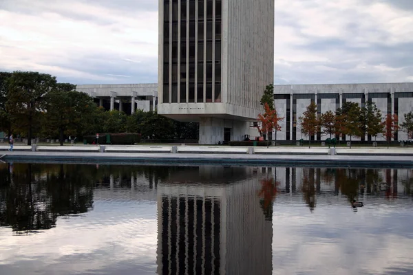 Reflexión gubernamental sobre Empire State Plaza — Foto de Stock