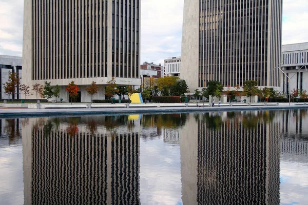 Dvojité vládní úvahy o Empire State Plaza — Stock fotografie