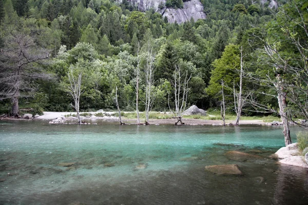 Água ciana em Val di Mello — Fotografia de Stock