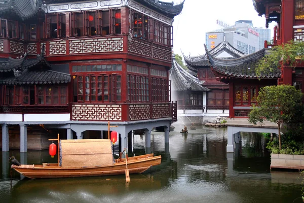 Yu Garden with lake and boat — Stock Photo, Image