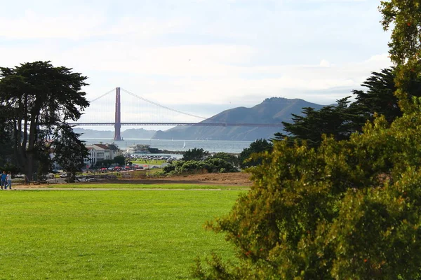 The green park and the Golden Gate — Stock Photo, Image