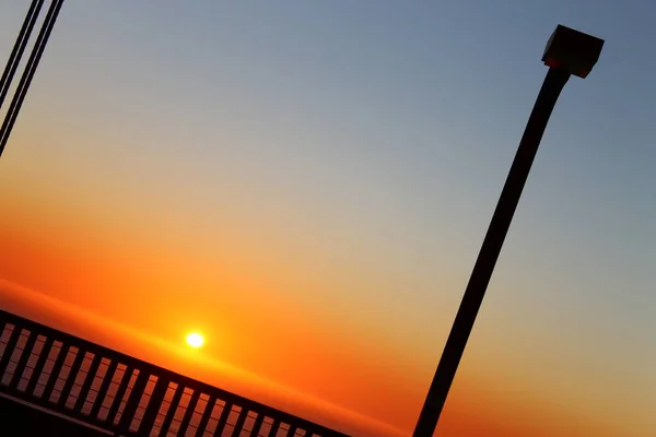 Goldenes Tor roter Sonnenuntergang — Stockfoto